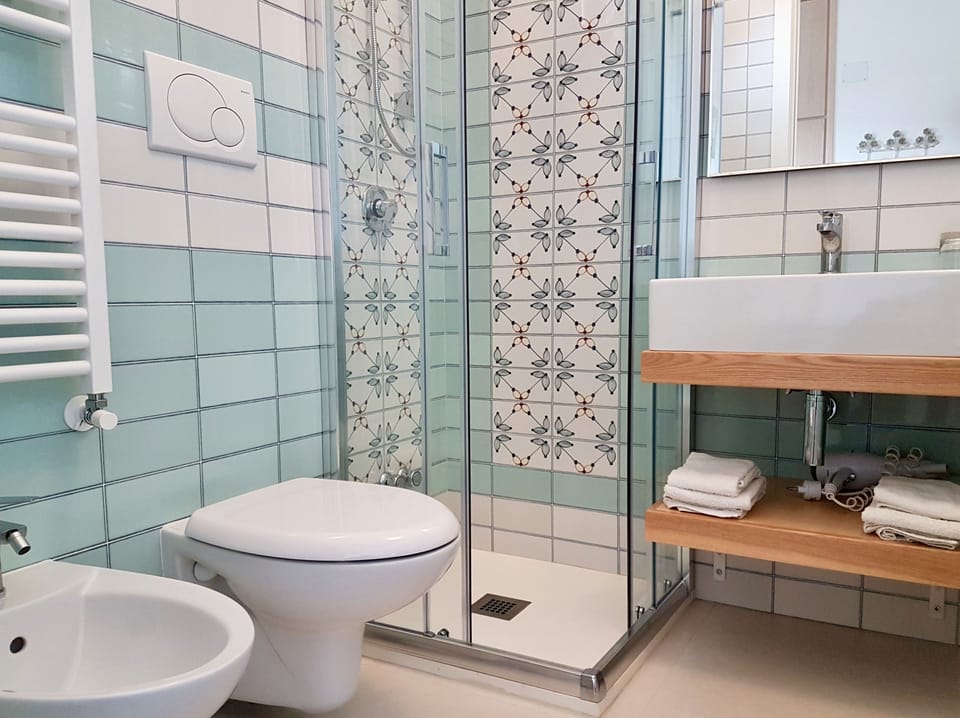 Economy Double Room | Bathroom | Shower, rainfall showerhead, free toiletries, hair dryer