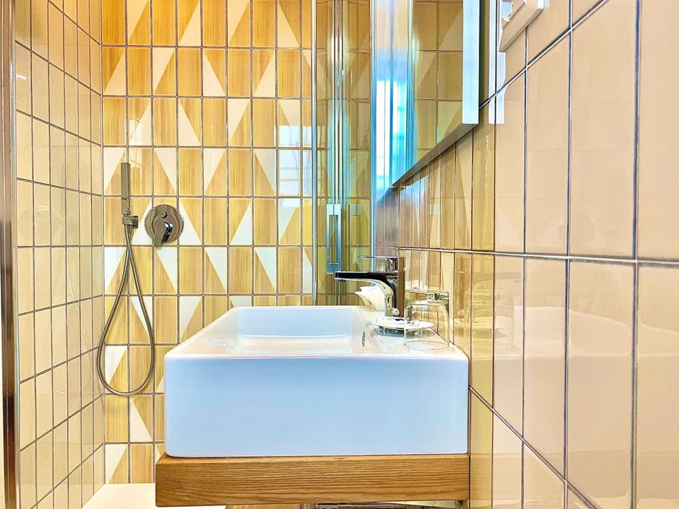 Shower, rainfall showerhead, free toiletries, hair dryer