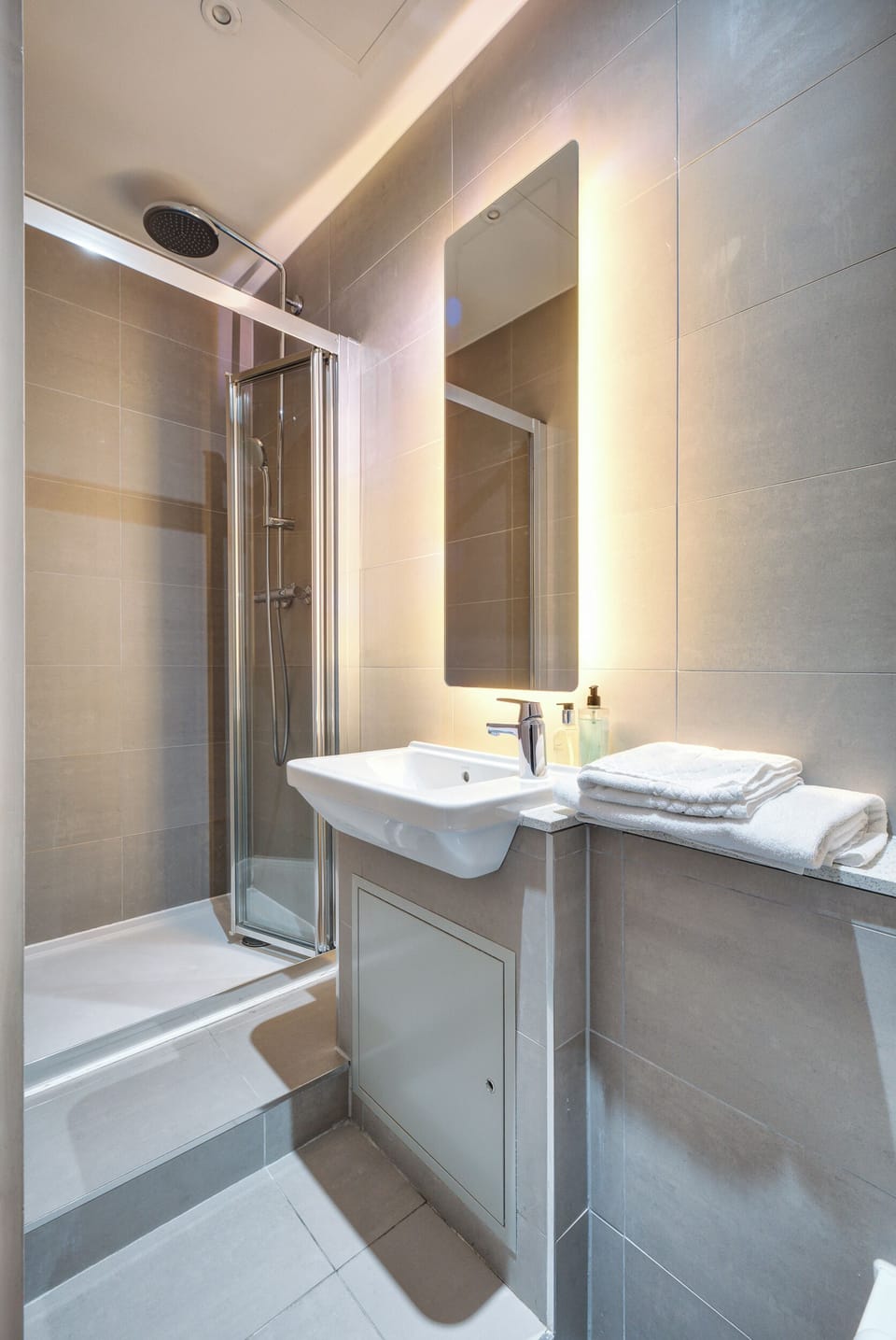 Rainfall showerhead, free toiletries, hair dryer, towels