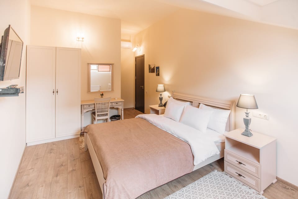 Standard Double Room, Non Smoking | In-room safe, laptop workspace, blackout drapes, soundproofing