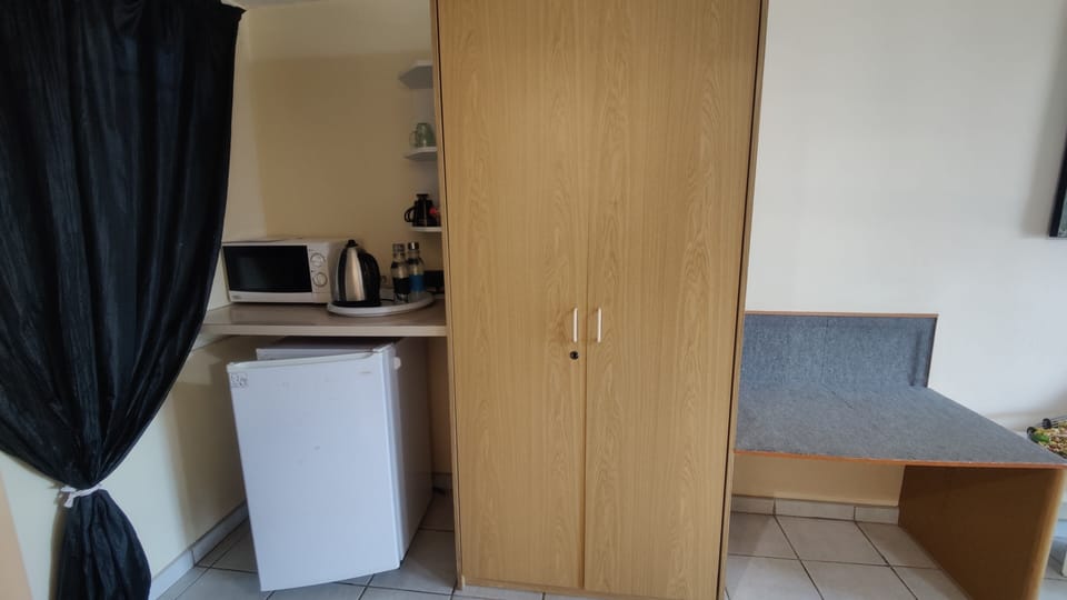 Classic Twin Room | Minibar, in-room safe, cribs (free), WiFi (free)
