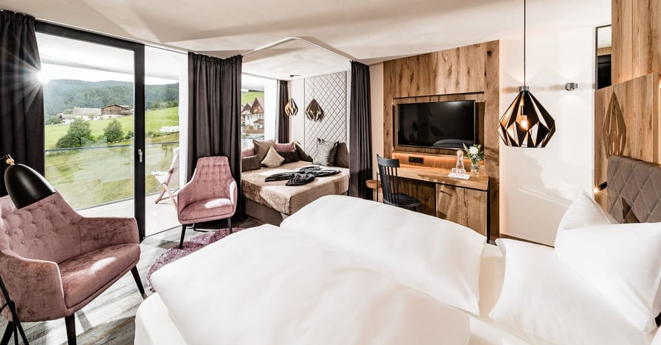 Suite, Balcony | Hypo-allergenic bedding, minibar, in-room safe, desk