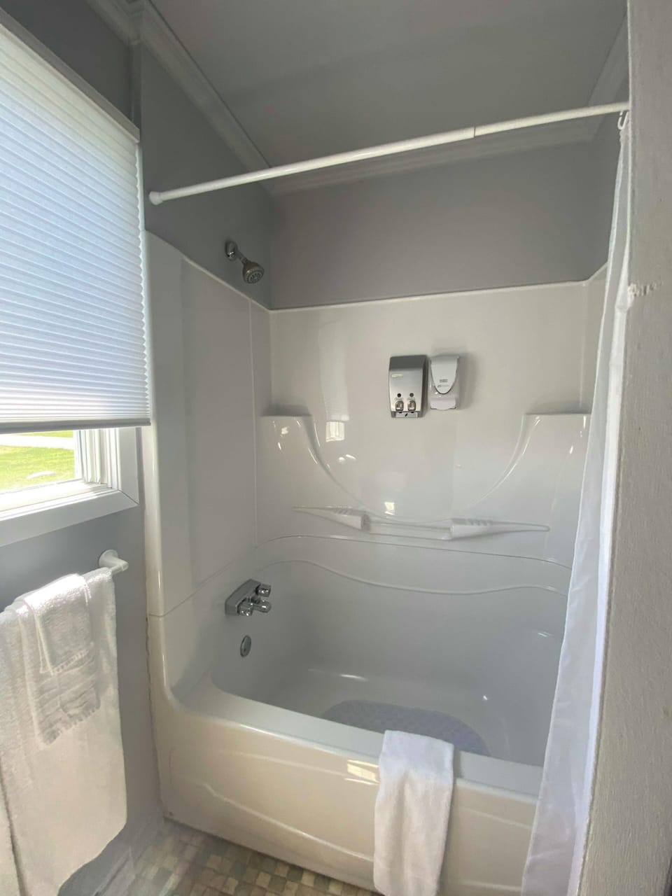 Cottage by the sea | Bathroom | Combined shower/tub, free toiletries, hair dryer, towels