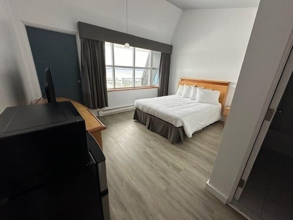 Basic Room | 2 bedrooms, individually furnished, desk, soundproofing