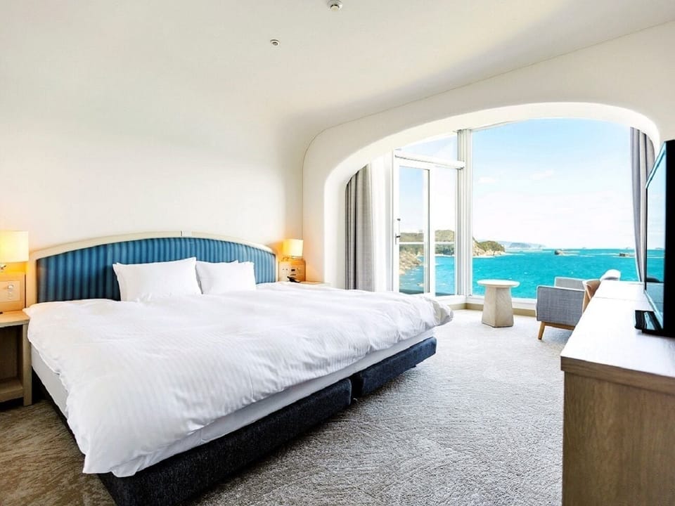 In-room safe, desk, WiFi (free), bed sheets