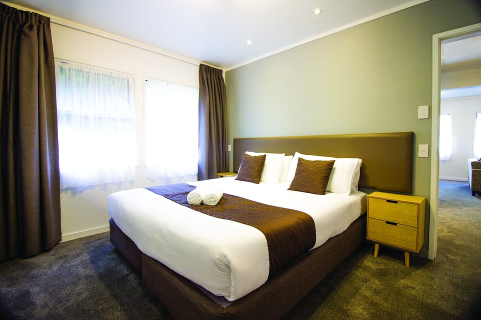 Premium Apartment | In-room safe, desk, laptop workspace, blackout drapes