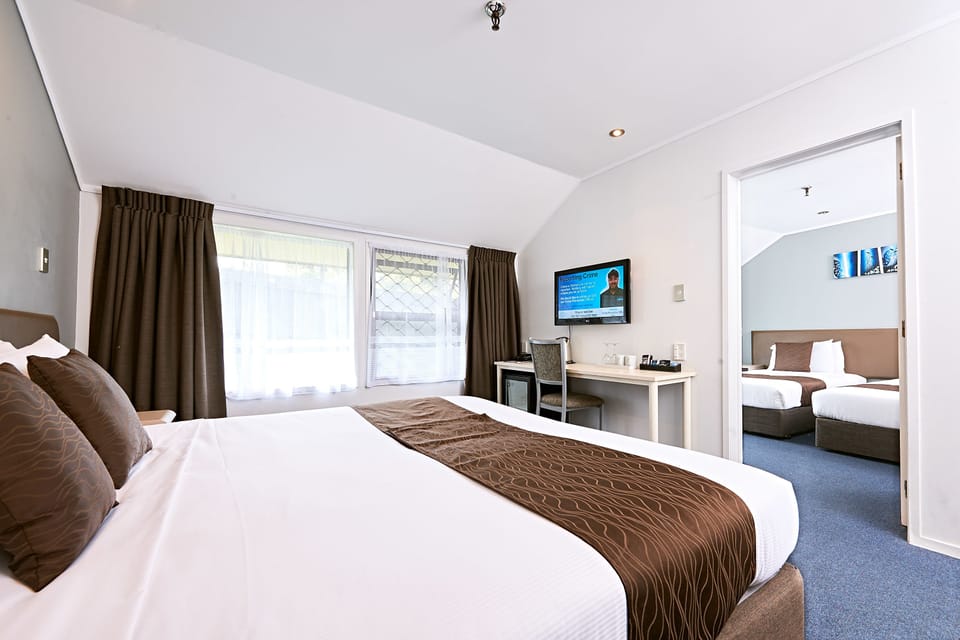 Family Suite | In-room safe, desk, laptop workspace, blackout drapes