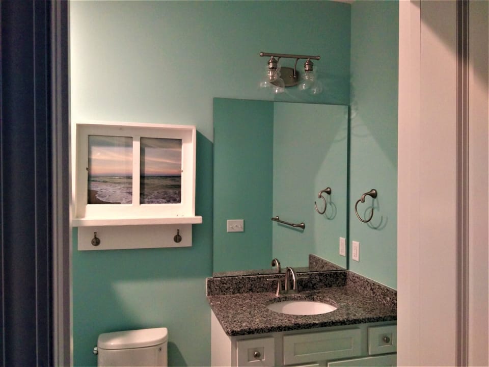 Upper level right bath ensuite with bedroom