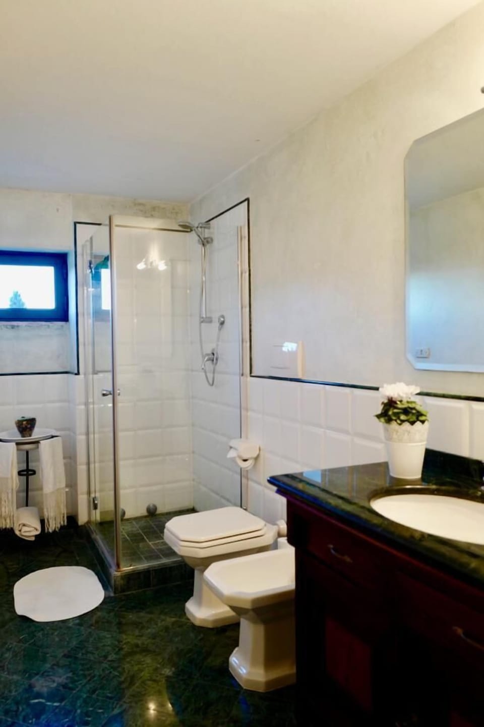 Family Room, Connecting Rooms | Bathroom | Shower, free toiletries, hair dryer, towels