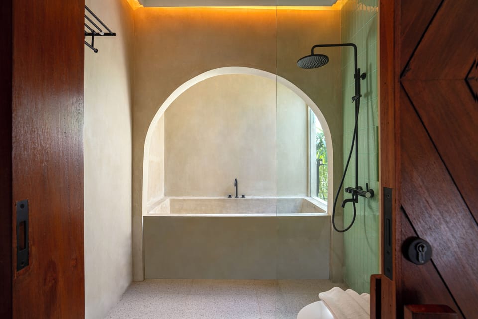 Junior Suite, Non Smoking | Bathroom | Rainfall showerhead, free toiletries, hair dryer, slippers