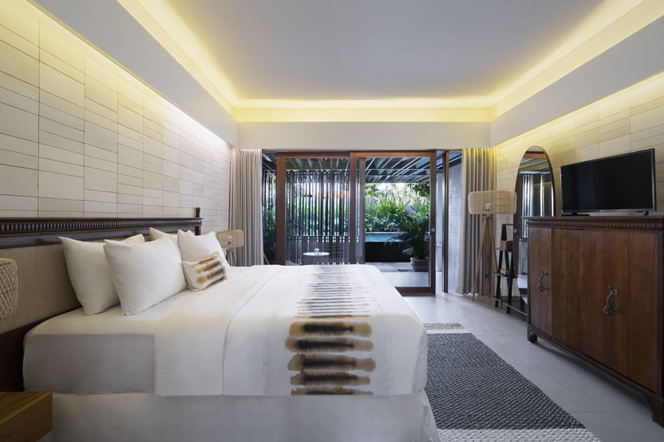 Deluxe Room, Non Smoking | Free minibar, in-room safe, desk, free WiFi