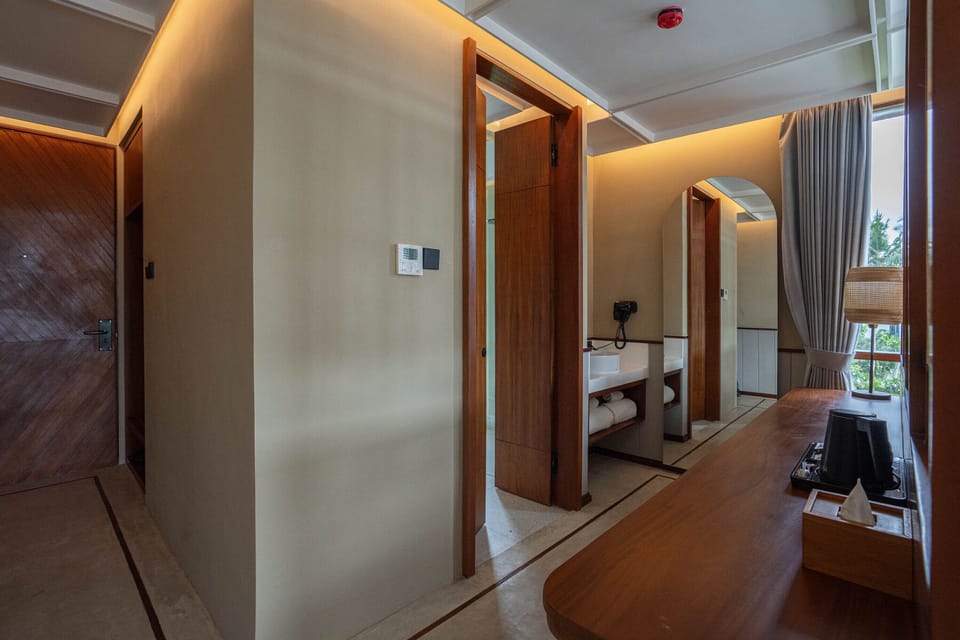 Studio Suite, 1 King Bed, Non Smoking, Balcony | Bathroom | Rainfall showerhead, free toiletries, hair dryer, slippers