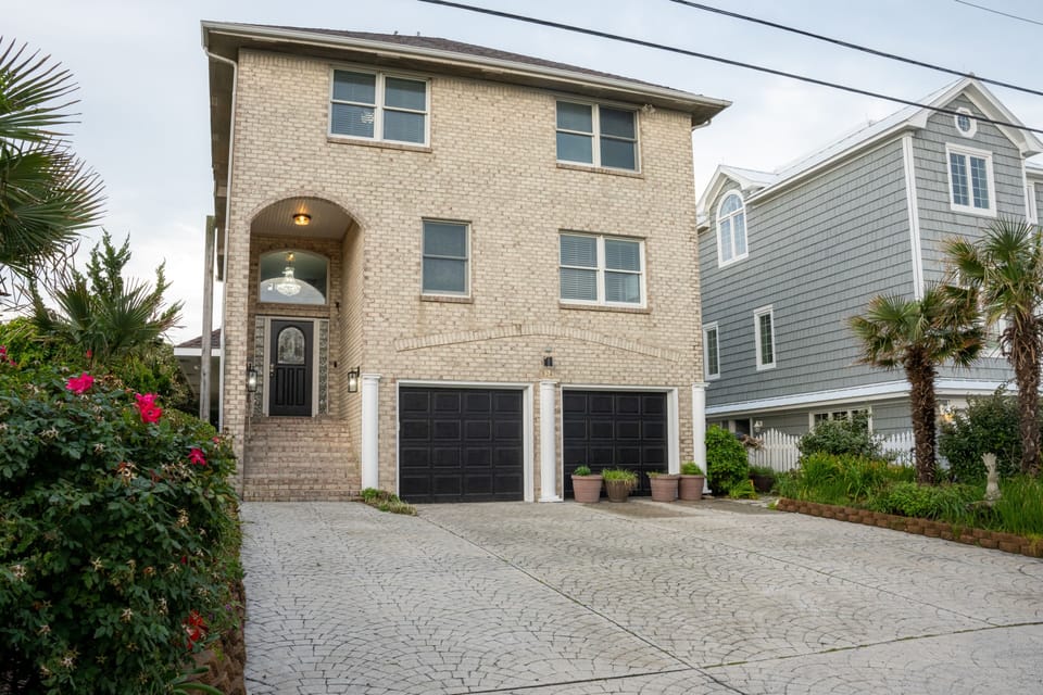 Luxury at the beach! Enjoy a relaxing vacation in this oceanfront smart home.
