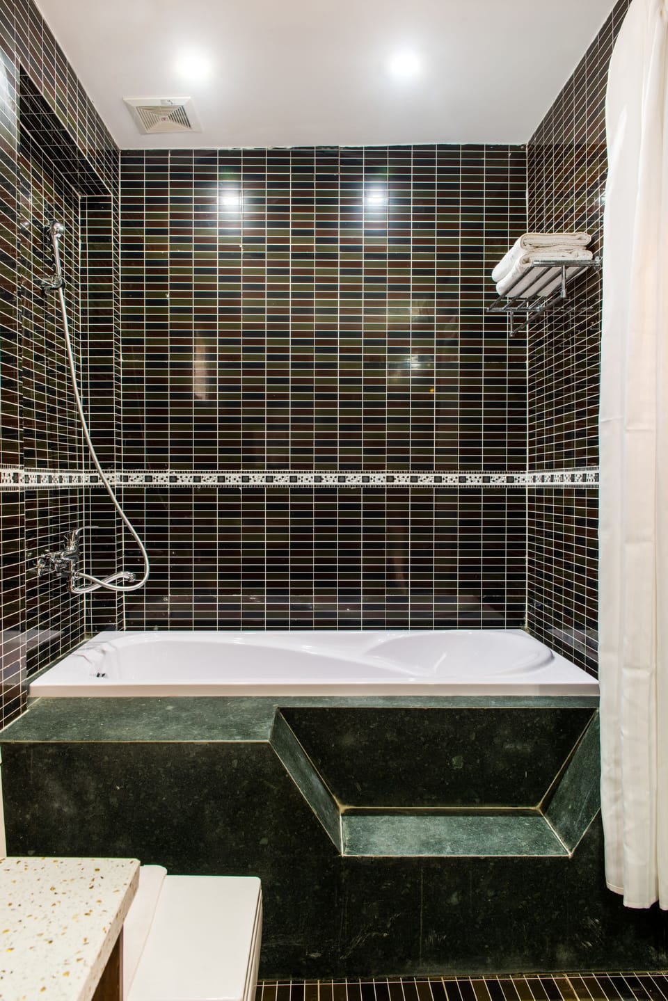 Garden Premier Room King Studio | Bathroom shower