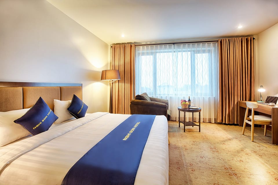 Ocean Premier Room King Suite | Minibar, in-room safe, desk, blackout drapes