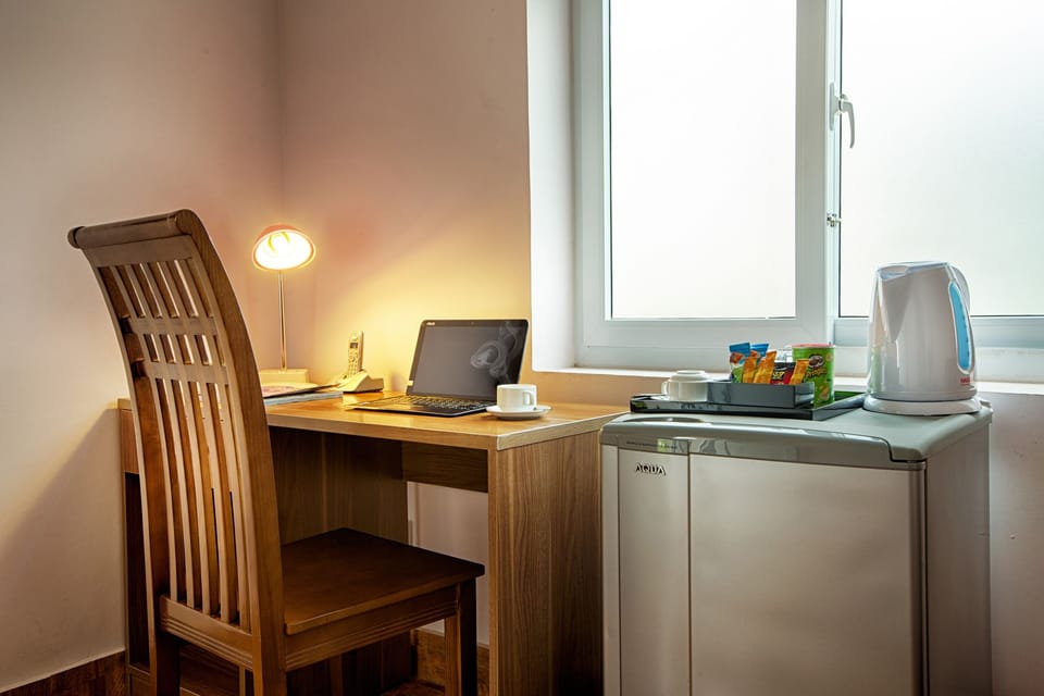 Premier Room, Smoking, Garden View | Minibar, in-room safe, desk, blackout drapes
