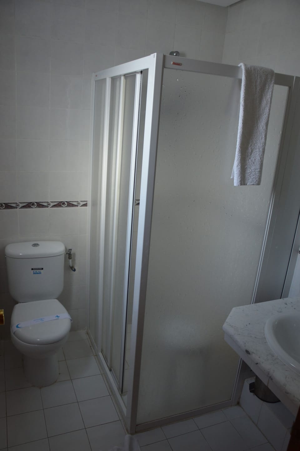 Single Room, 1 Twin Bed | Bathroom | Combined shower/tub, free toiletries, hair dryer, towels