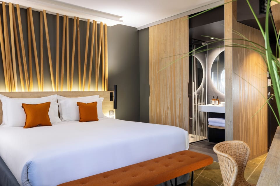 Classic Room, 1 King Bed | Premium bedding, in-room safe, desk, laptop workspace
