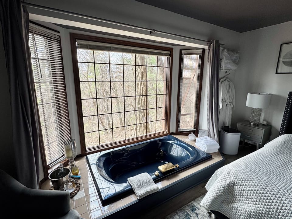 Design Studio Suite, 1 King Bed, Jetted Tub, Ground Floor | Egyptian cotton sheets, premium bedding, pillowtop beds