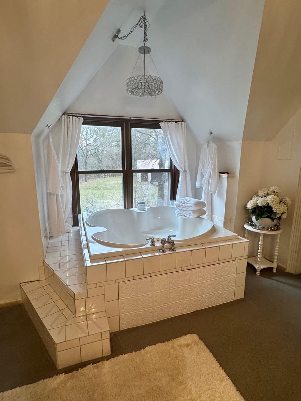 Honeymoon Suite, 1 King Bed, Fireplace, Courtyard View | Bathroom | Separate tub and shower, jetted tub, hydromassage showerhead