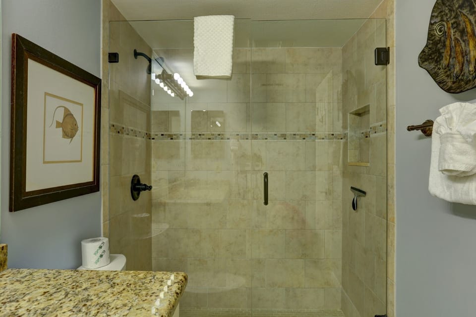 Master Bathroom w/ Walk-In Shower