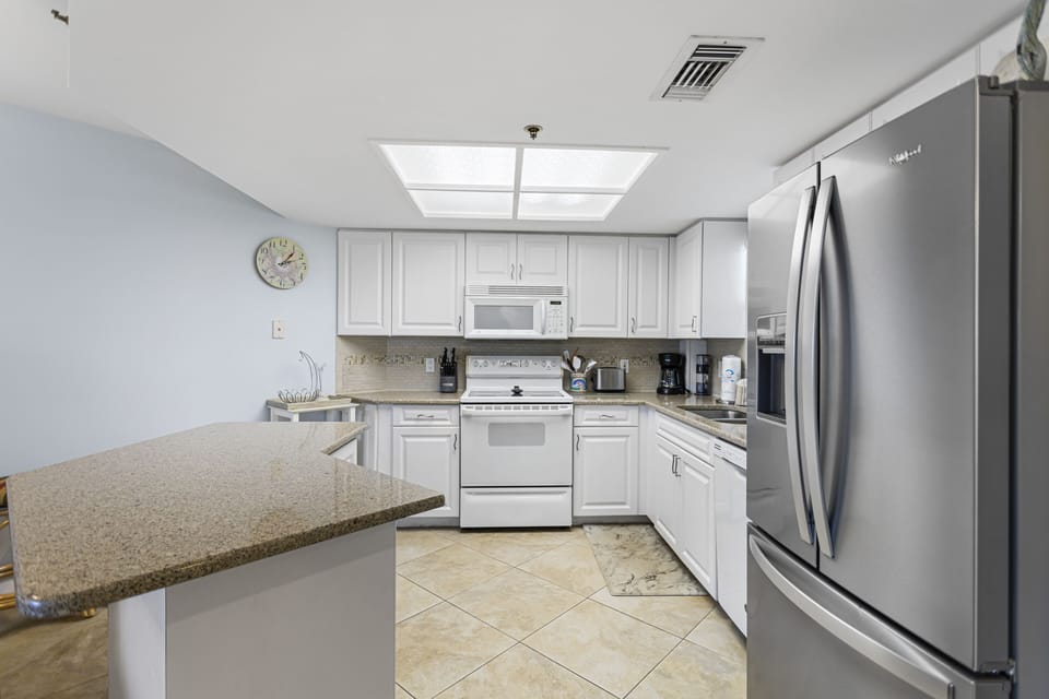 Open Concept, Fully Stocked Kitchen with Island