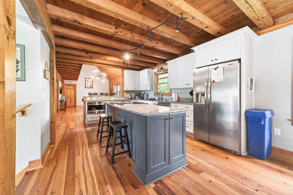 Fully socked kitchen with plenty of seating for cooking & enjoying big family meals together