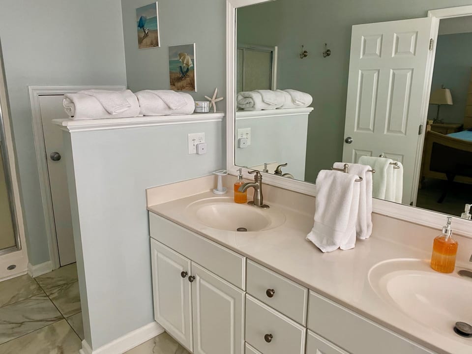 SPACIOUS MAIN KING BATHROOM IN LOWER LEVEL WITH SEPARATE GARDEN TUB.
