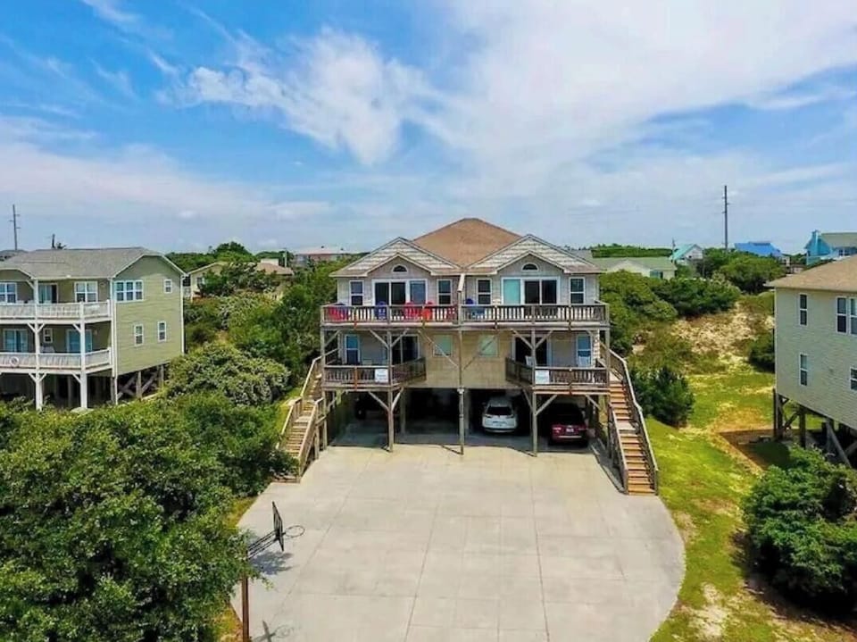 FRONT OF THE HOUSE. COASTIE'S HOMEPORT IS ON THE LEFT.