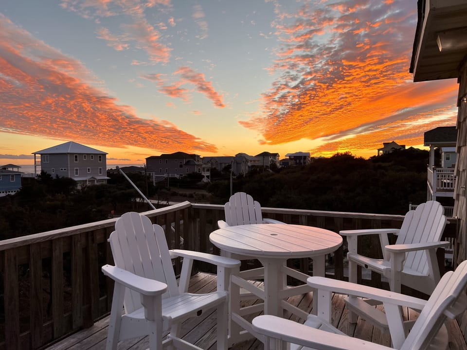 WATCH THE SUNRISE & SUNSET FROM TOP DECK WITH YOUR FAVORITE COCKTAILS