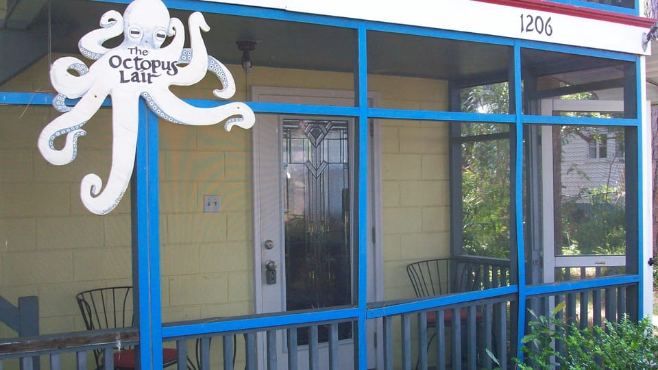 Built in 1964 as an artist studio, the Lair has old style Tybee charm!