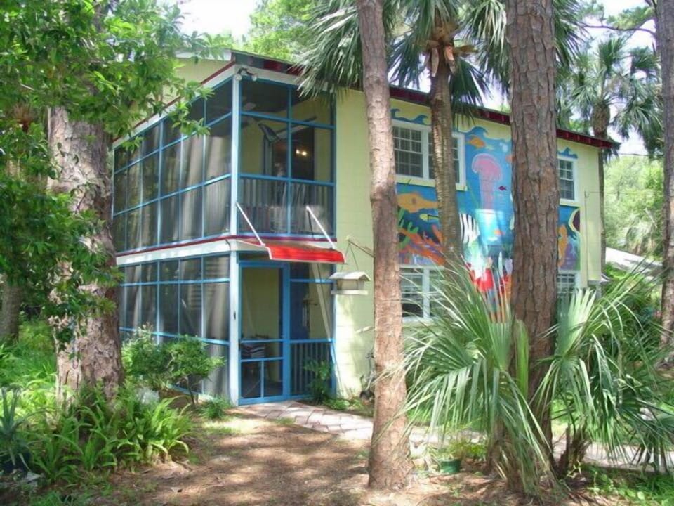 The Lair is a perfect get-away from the bustle and vibe of a motel. It is quiet!