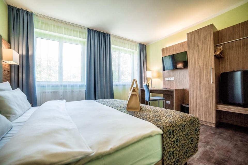 Hypo-allergenic bedding available, in-room safe, desk, laptop workspace