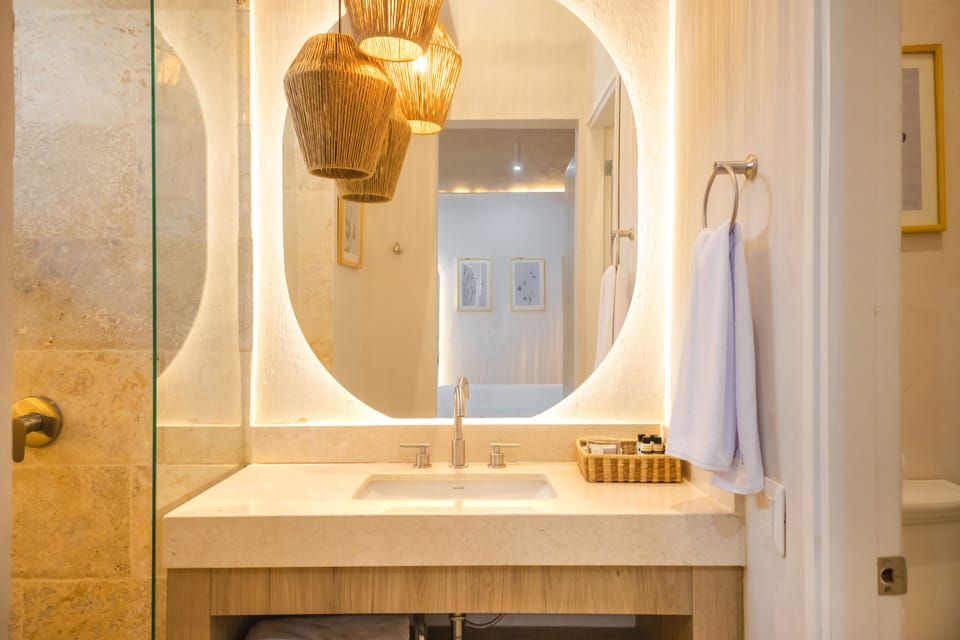 Superior Double Room | Bathroom | Shower, rainfall showerhead, free toiletries, hair dryer