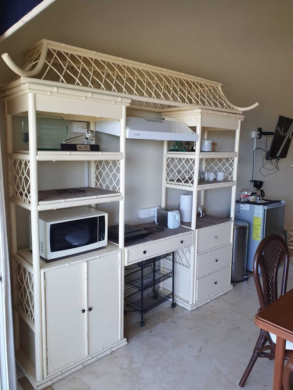 Signature Suite, Multiple Beds, Non Smoking | Private kitchen | Microwave, coffee/tea maker