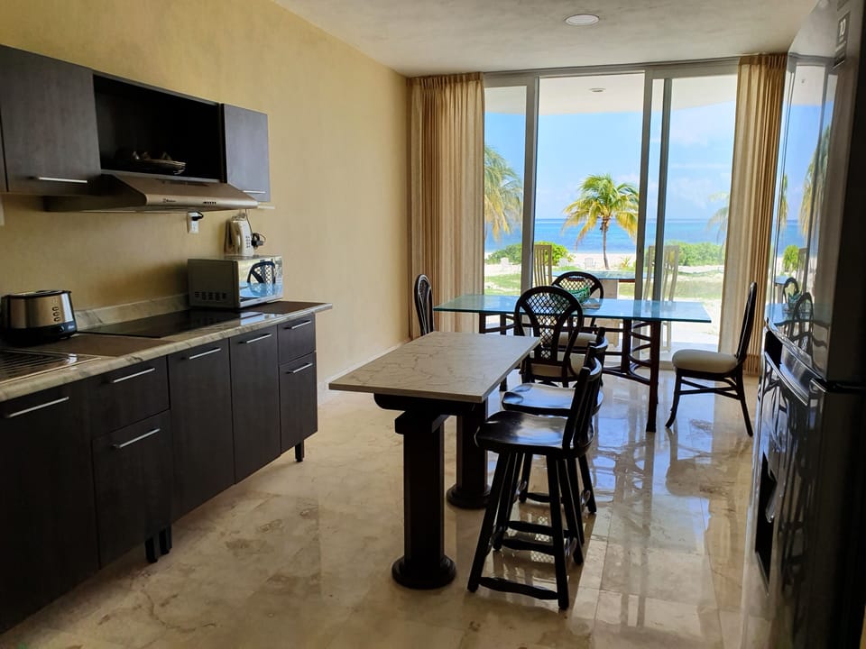 Apartment | Private kitchen | Microwave, coffee/tea maker