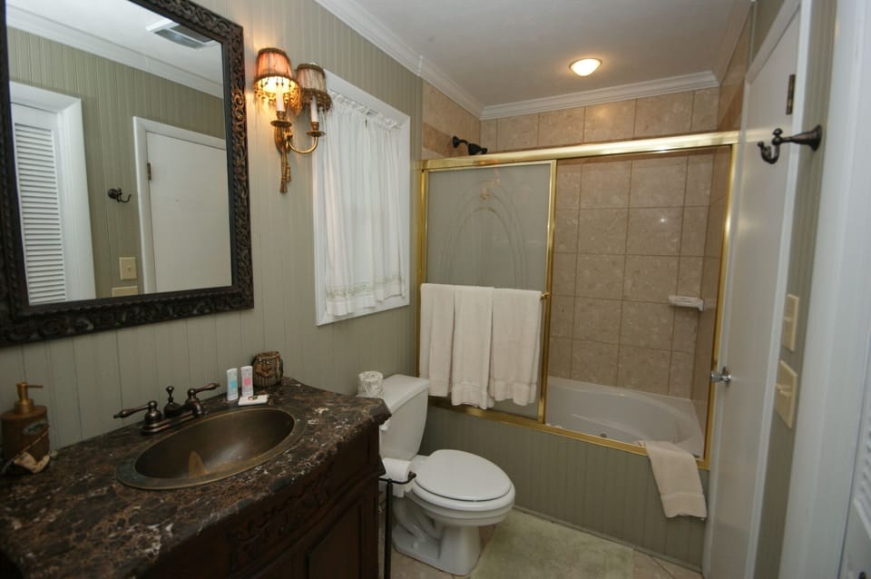 Granite and Marble bath renovated with jacuzzi tub/Adjoins twin downstairs