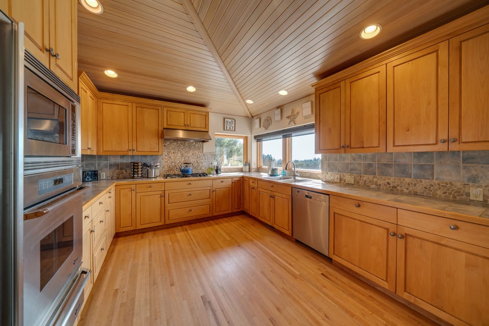Fully-stocked, spacious kitchen
