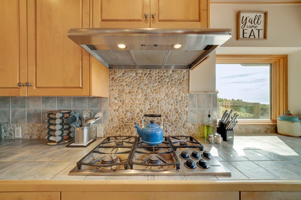 Even a 5-burner gas stove - this kitchen will suit the discriminating chef!