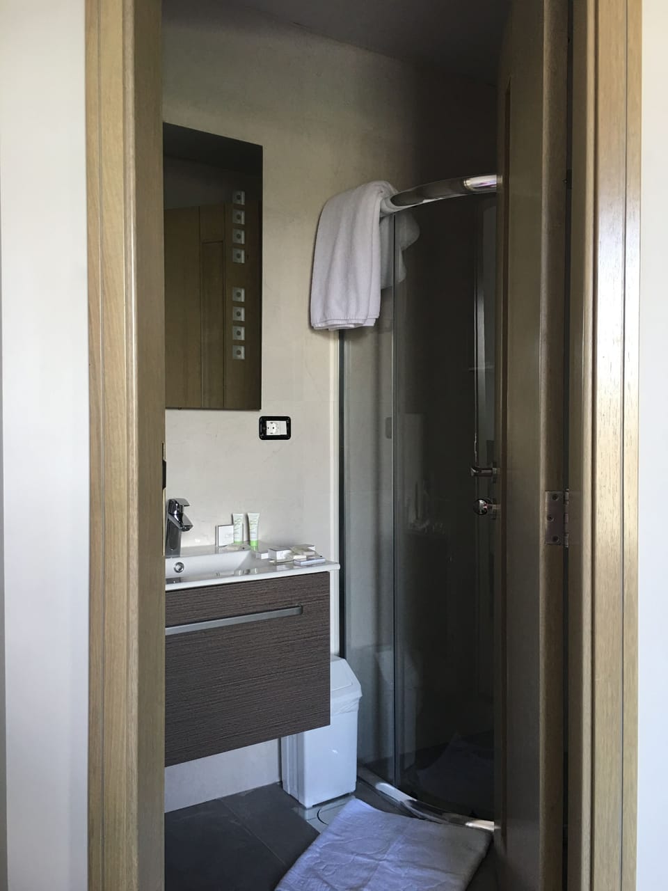 Comfort Suite, 1 Queen Bed, Mountain View | Bathroom shower