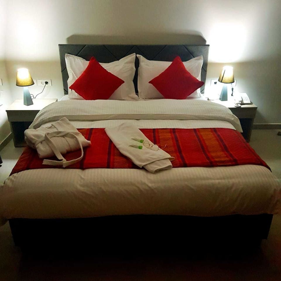 Comfort Suite, 1 Queen Bed, Mountain View | Egyptian cotton sheets, premium bedding, minibar (free items), desk