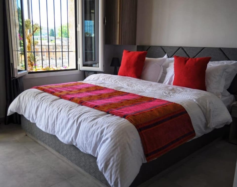 Comfort Suite, 1 Queen Bed, Mountain View | Egyptian cotton sheets, premium bedding, minibar (free items), desk