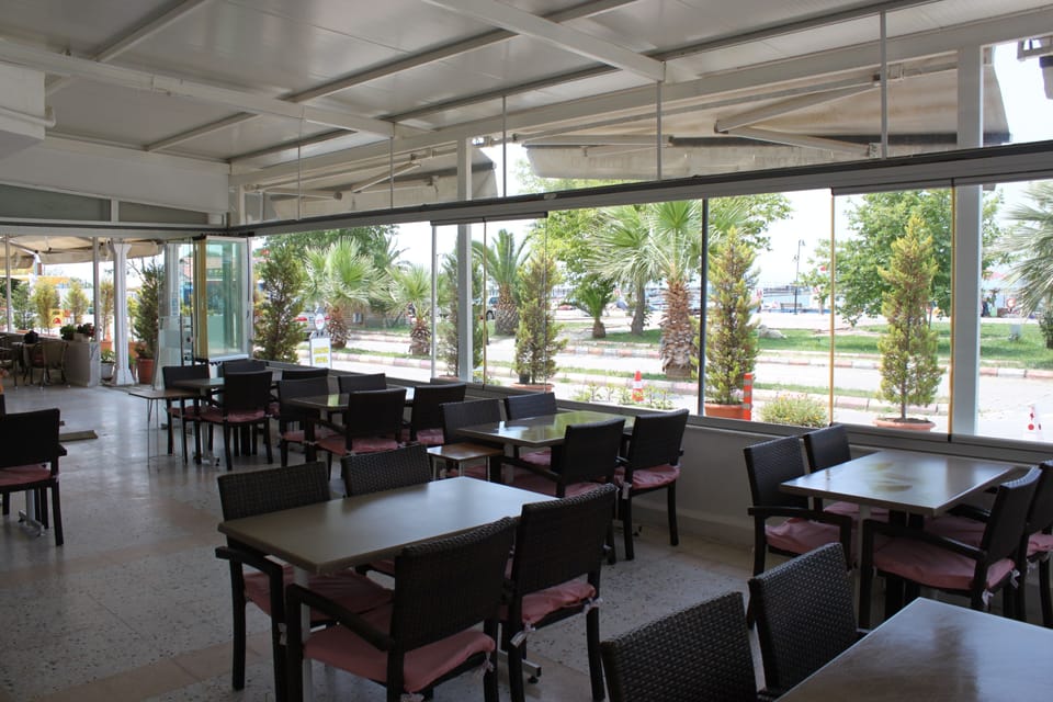 2 restaurants; breakfast, lunch, and dinner served