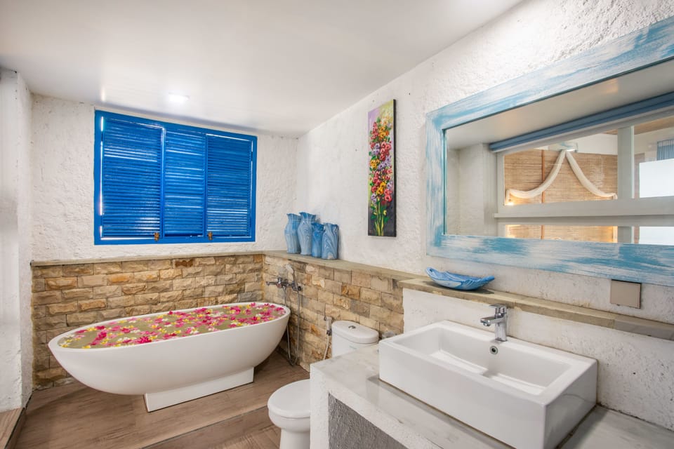 Separate tub and shower, free toiletries, hair dryer, towels