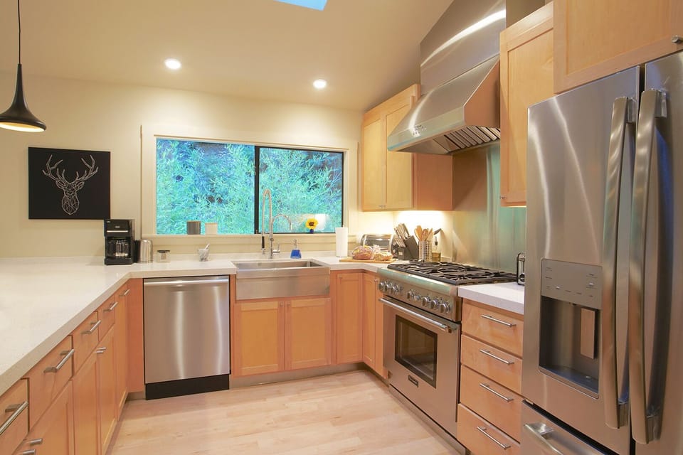 Stainless steel appliances, ample counterspace, task and overhead lighting.