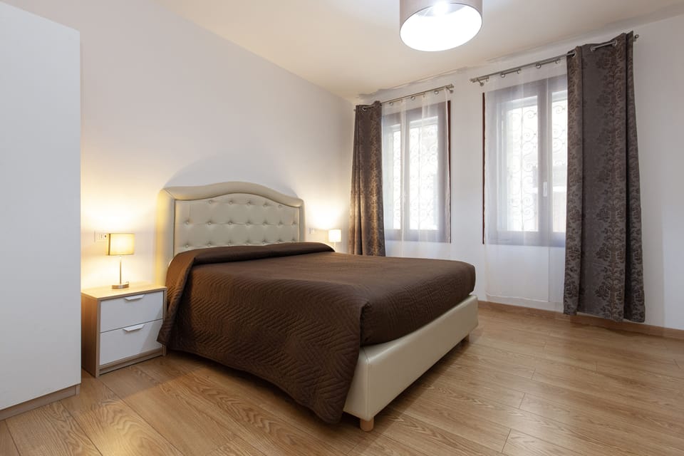 Deluxe Double Room, 1 Queen Bed, Non Smoking, Courtyard View | In-room safe, desk, blackout drapes, free WiFi