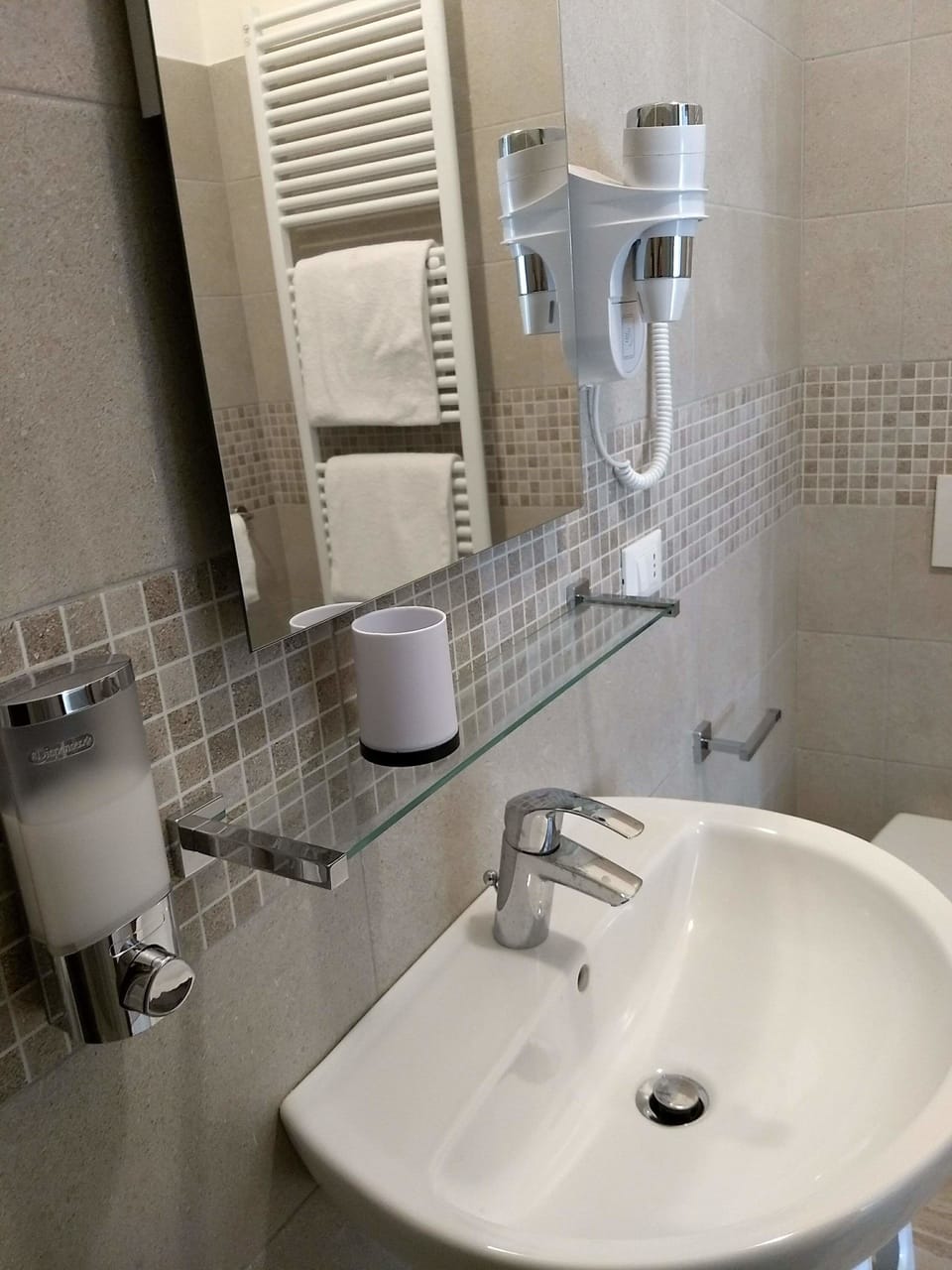 Classic Triple Room, 1 Queen Bed, Non Smoking | Bathroom | Shower, rainfall showerhead, hair dryer, bidet