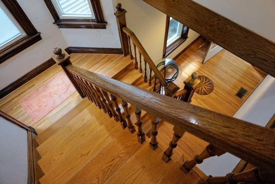 Soaker tub (third floor)