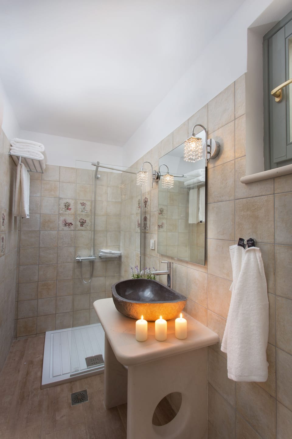Villa Elissavet - Bedroom 2 - Ensuite bathroom
