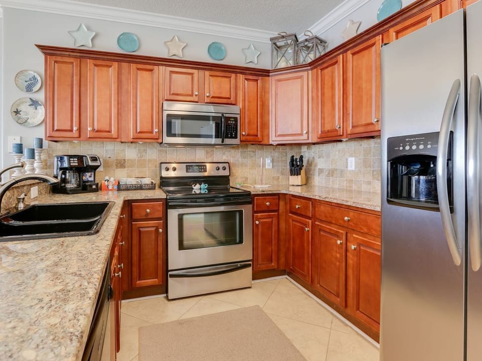 Fully Stocked Luxury Kitchen